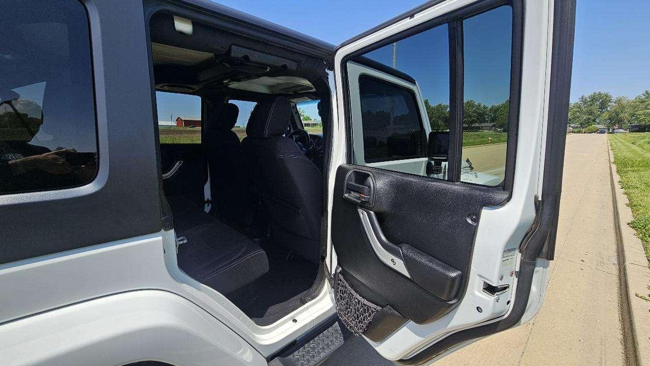 Jeep Wrangler Unlimited 4WD 4dr Sahara 2013