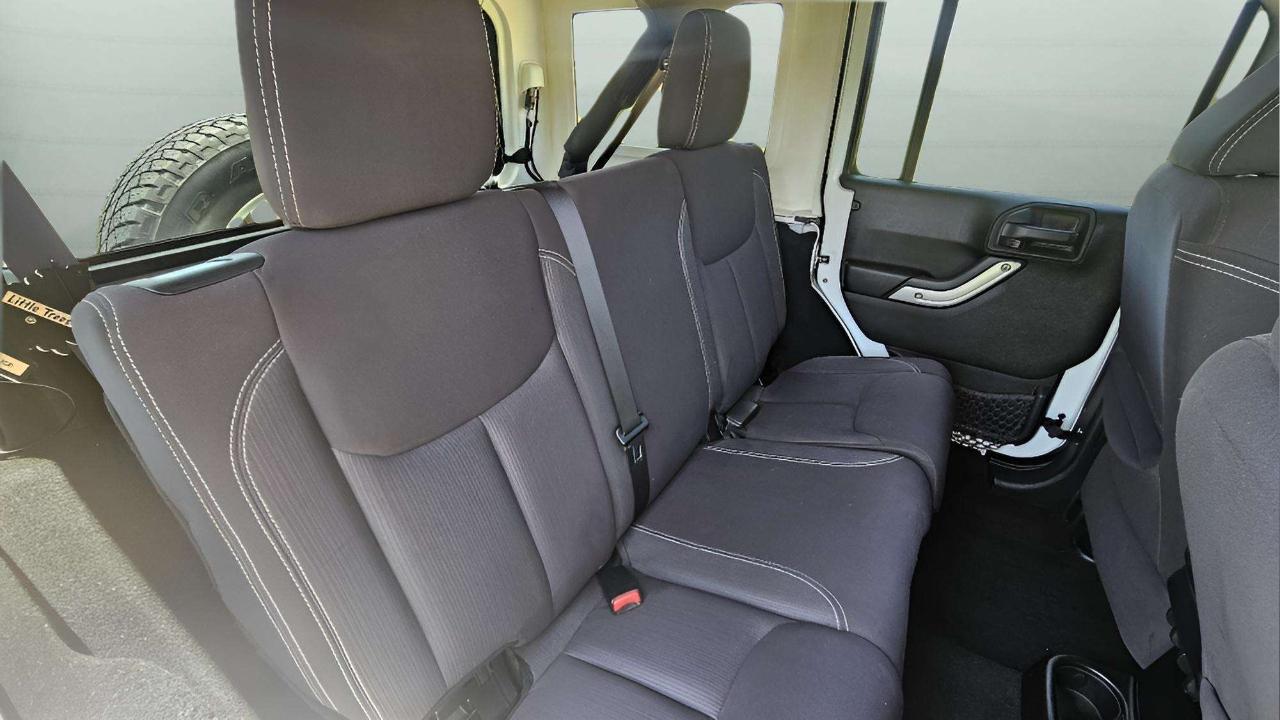 Jeep Wrangler Unlimited 4WD 4dr Sahara 2013