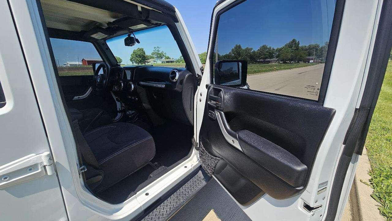 Jeep Wrangler Unlimited 4WD 4dr Sahara 2013