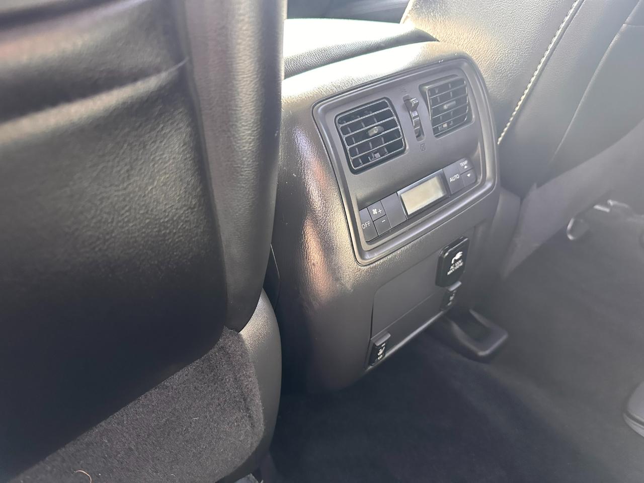 Nissan Pathfinder 4x4 SL 2017