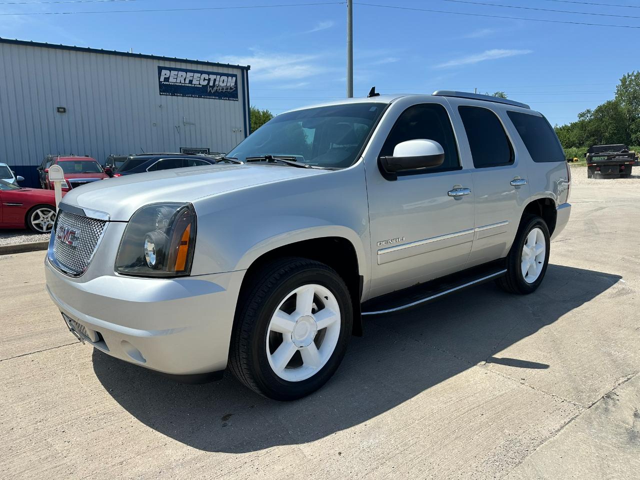 GMC Yukon AWD 4dr 1500 Denali 2011