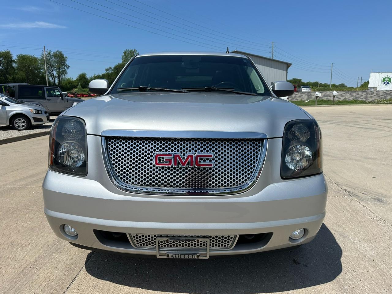 GMC Yukon AWD 4dr 1500 Denali 2011