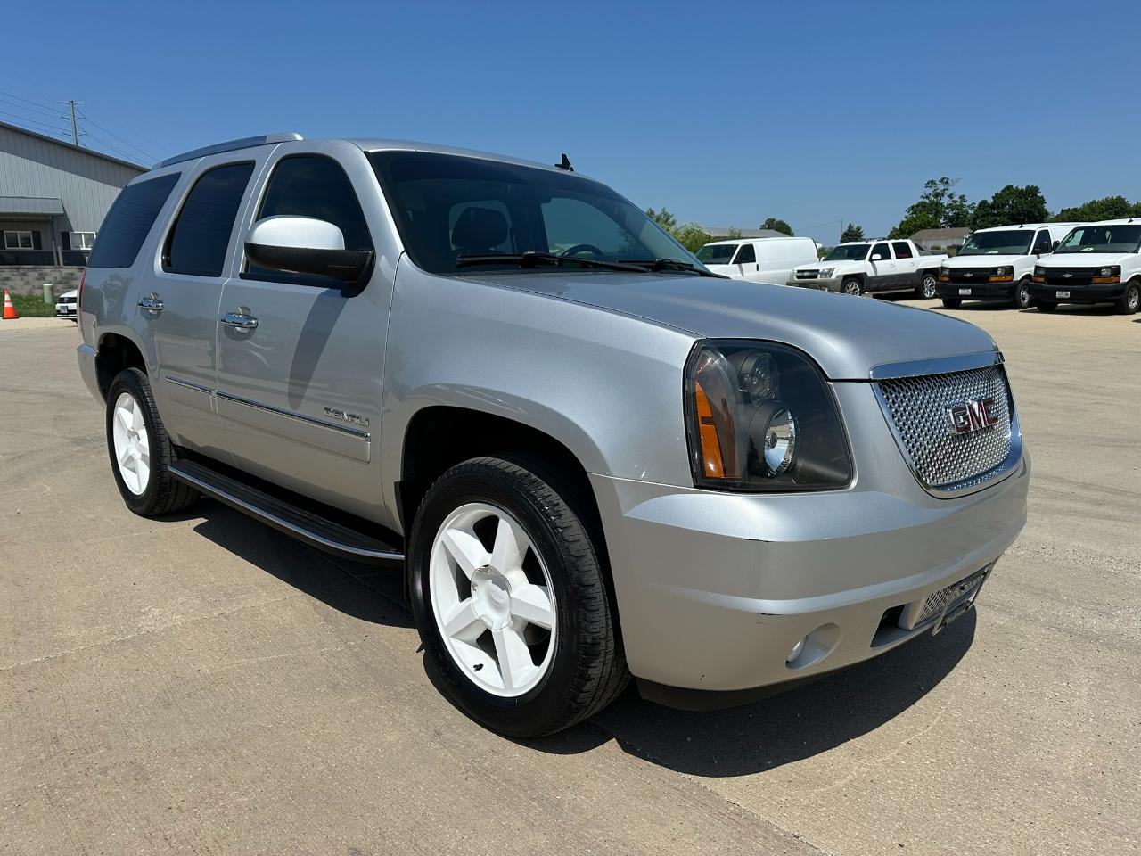 GMC Yukon AWD 4dr 1500 Denali 2011