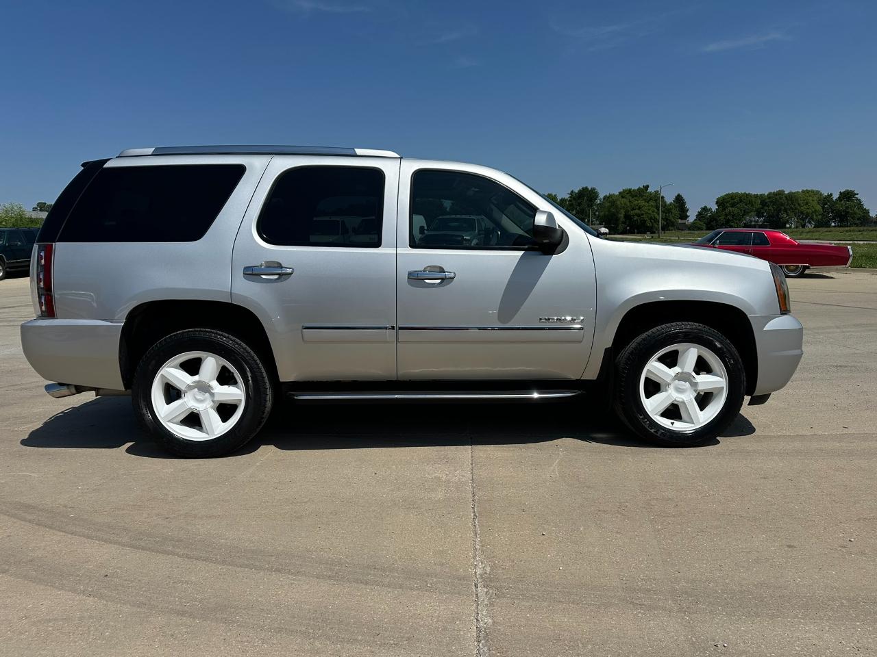 GMC Yukon AWD 4dr 1500 Denali 2011