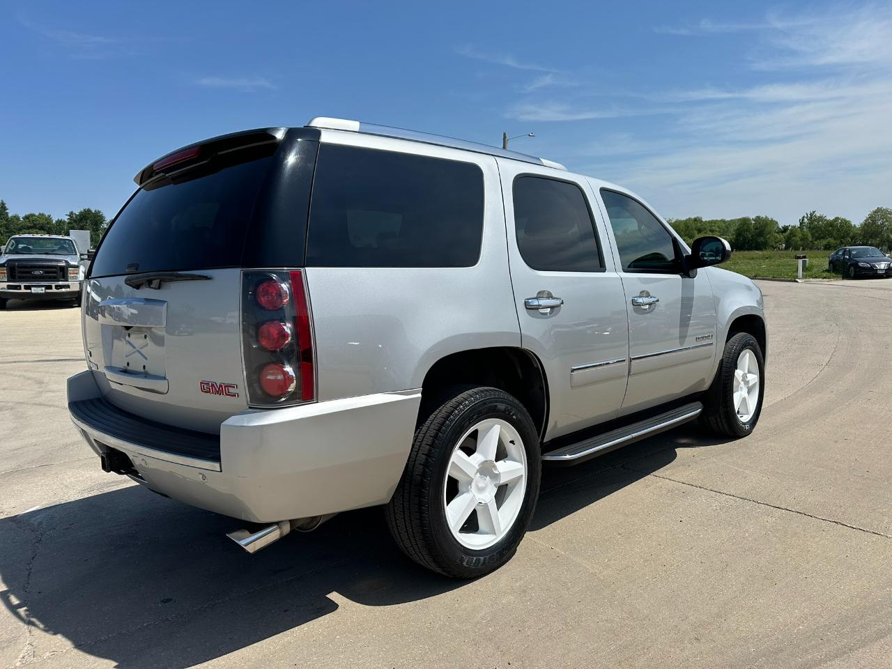 GMC Yukon AWD 4dr 1500 Denali 2011