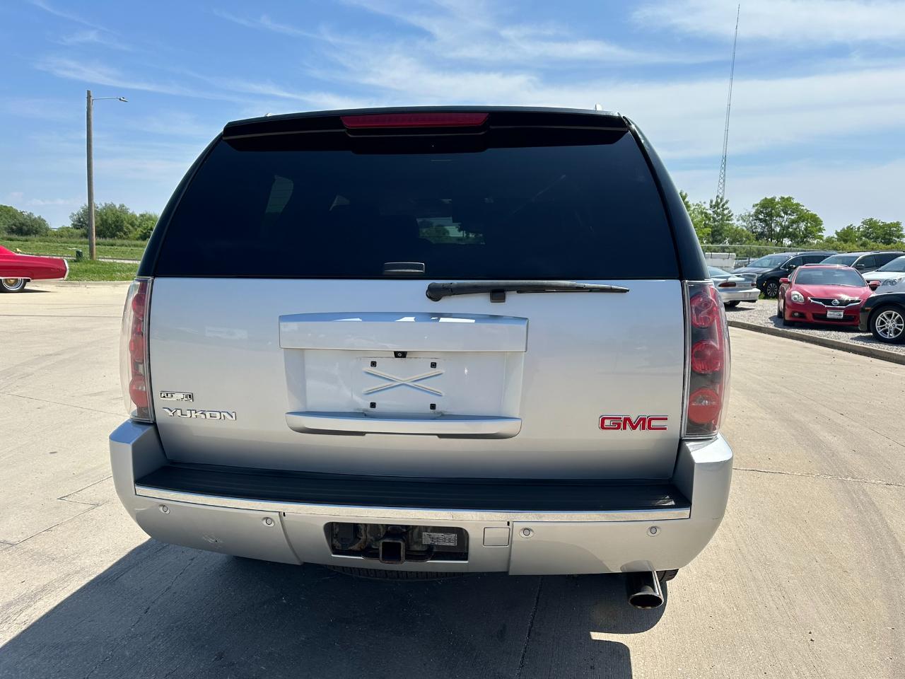 GMC Yukon AWD 4dr 1500 Denali 2011