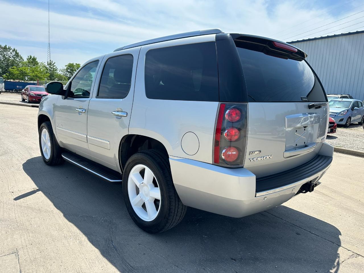 GMC Yukon AWD 4dr 1500 Denali 2011