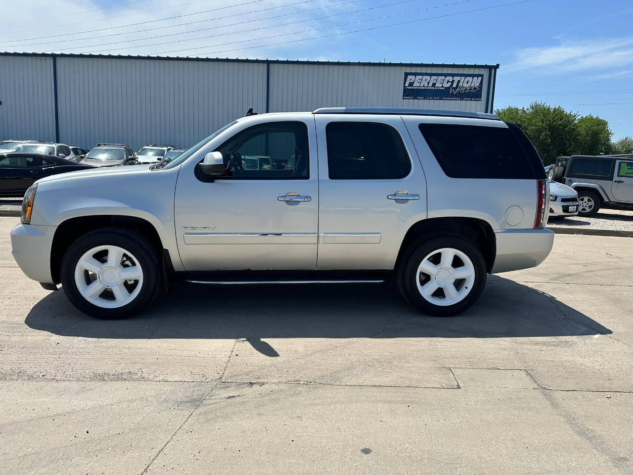 GMC Yukon AWD 4dr 1500 Denali 2011