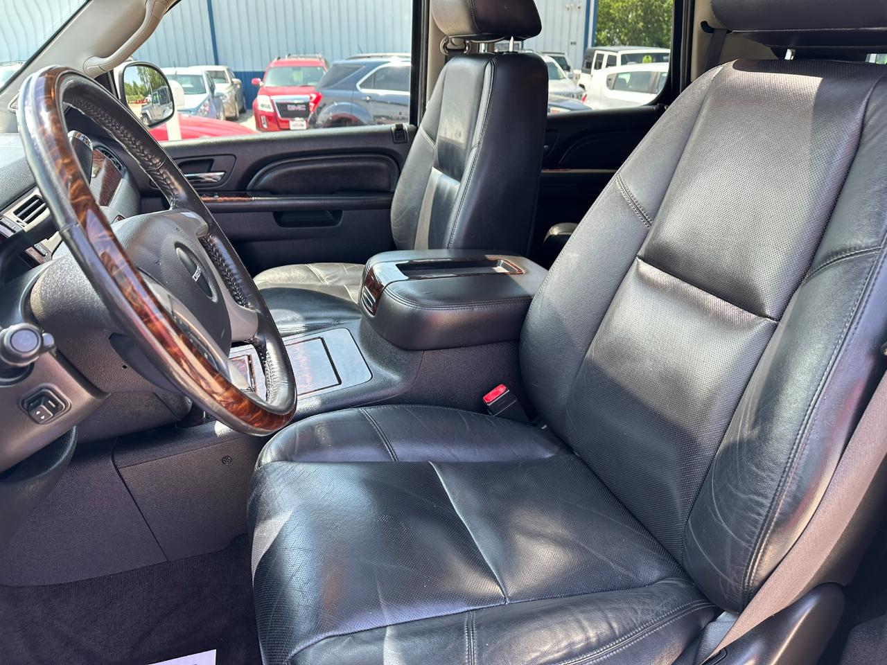 GMC Yukon AWD 4dr 1500 Denali 2011