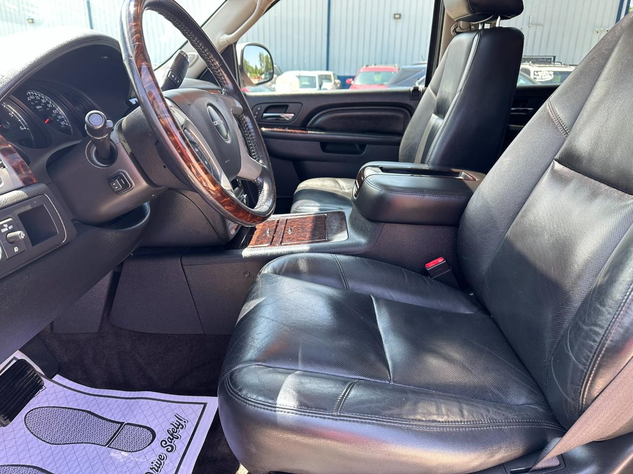 GMC Yukon AWD 4dr 1500 Denali 2011