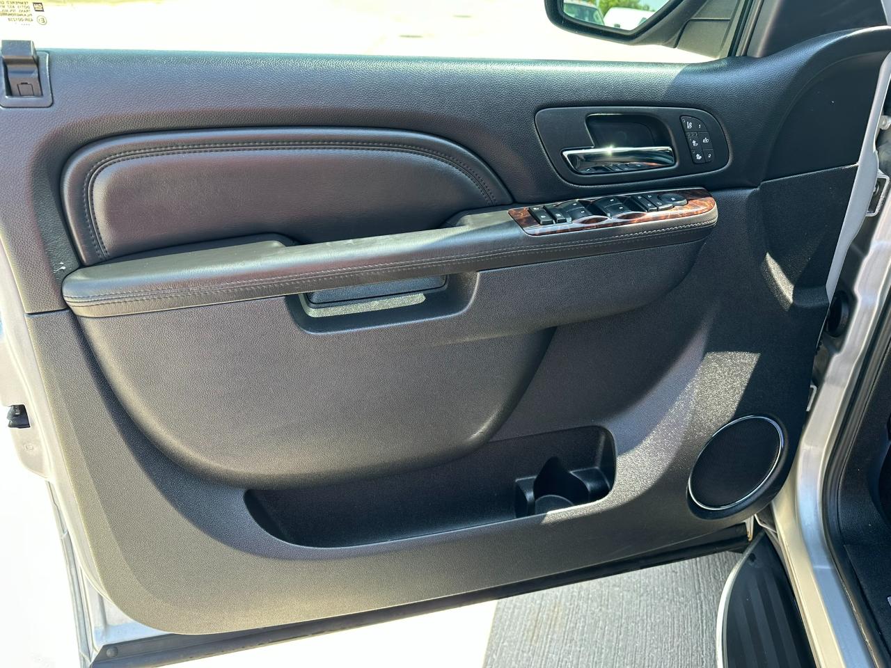 GMC Yukon AWD 4dr 1500 Denali 2011