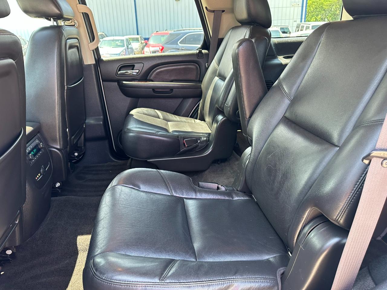 GMC Yukon AWD 4dr 1500 Denali 2011