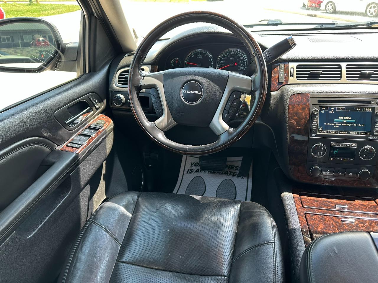 GMC Yukon AWD 4dr 1500 Denali 2011
