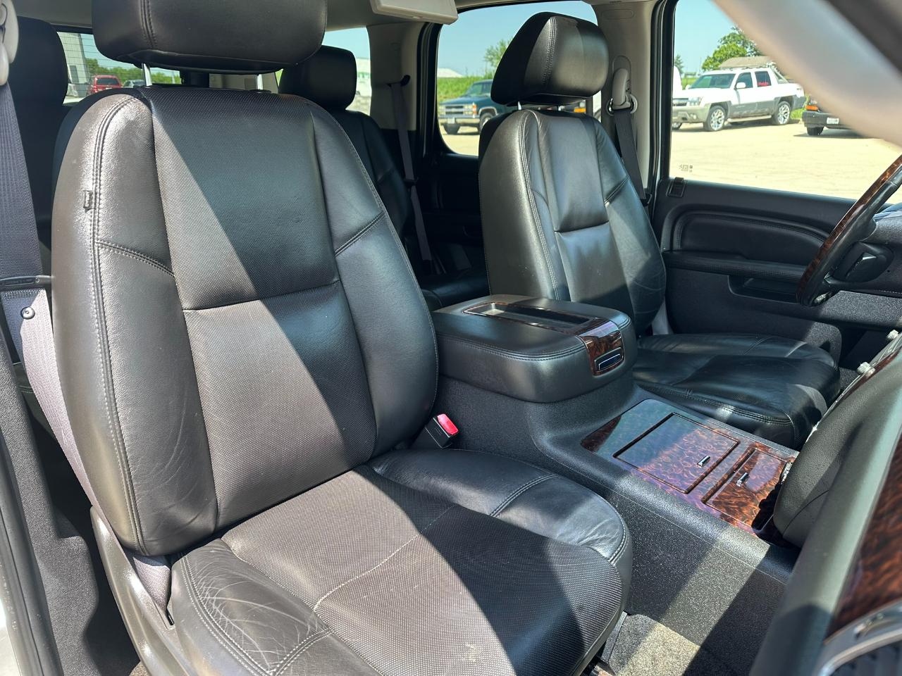 GMC Yukon AWD 4dr 1500 Denali 2011