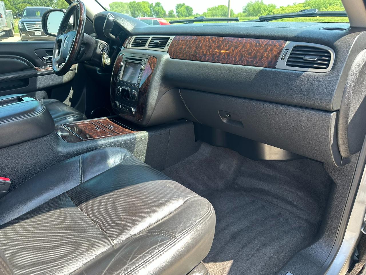 GMC Yukon AWD 4dr 1500 Denali 2011