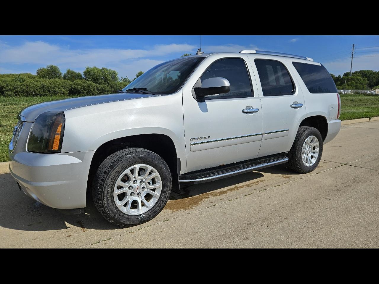 GMC Yukon AWD 4dr 1500 Denali 2011