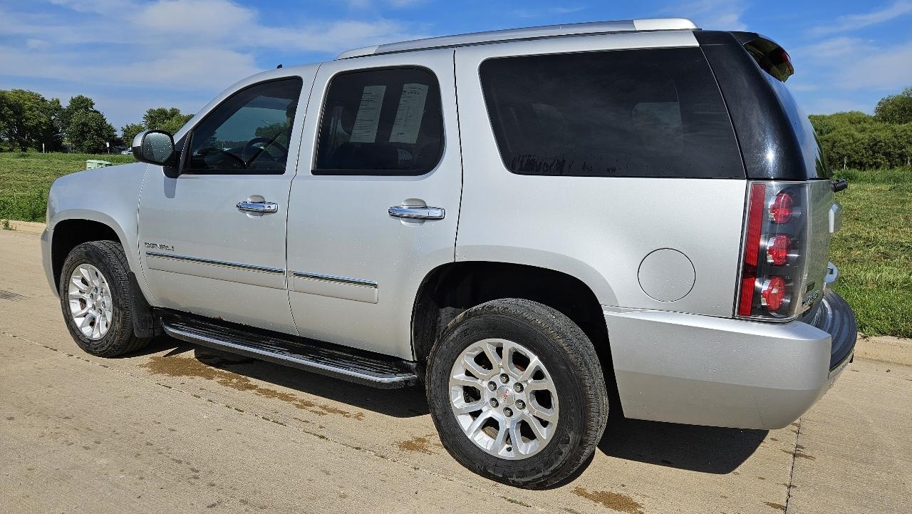GMC Yukon AWD 4dr 1500 Denali 2011