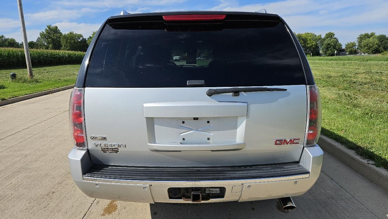 GMC Yukon AWD 4dr 1500 Denali 2011