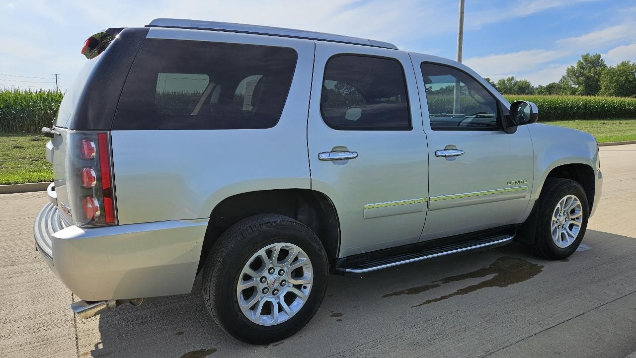 GMC Yukon AWD 4dr 1500 Denali 2011