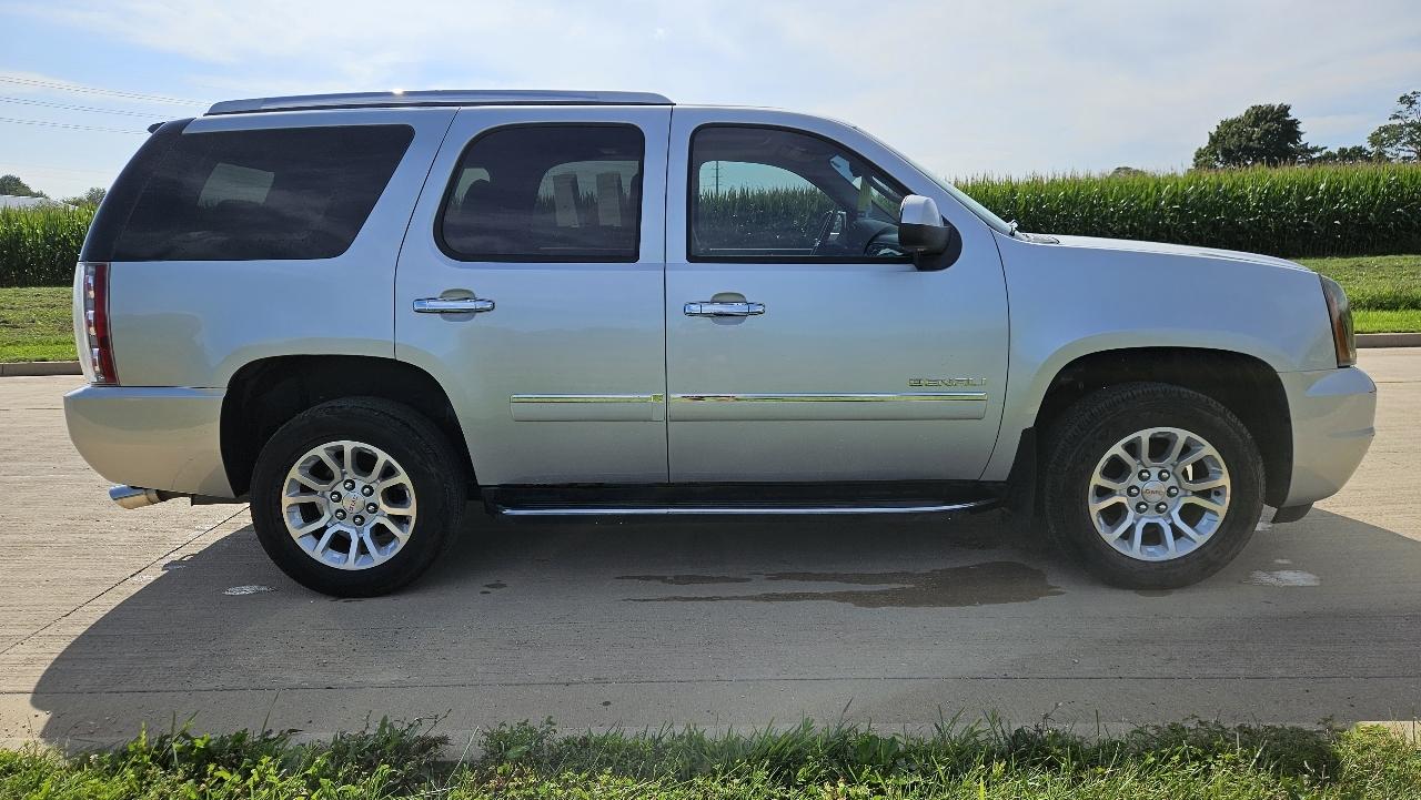 GMC Yukon AWD 4dr 1500 Denali 2011