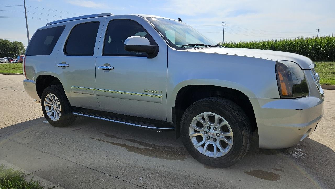 GMC Yukon AWD 4dr 1500 Denali 2011