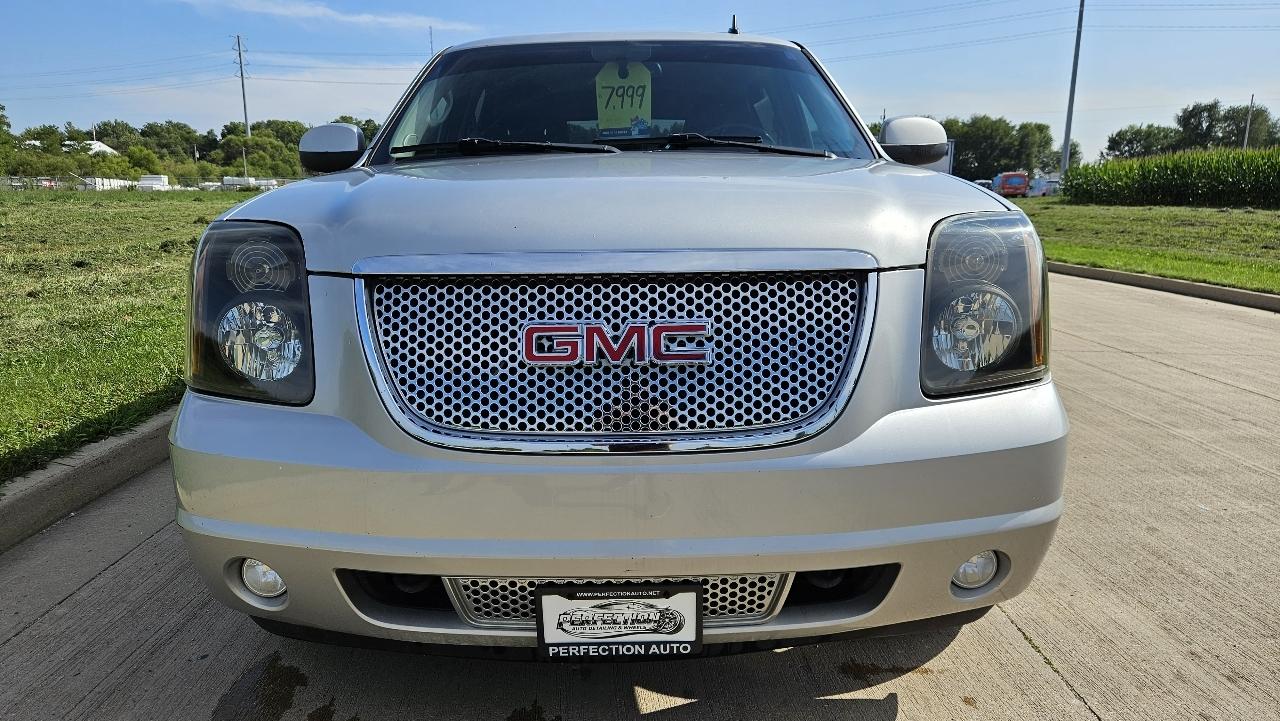 GMC Yukon AWD 4dr 1500 Denali 2011