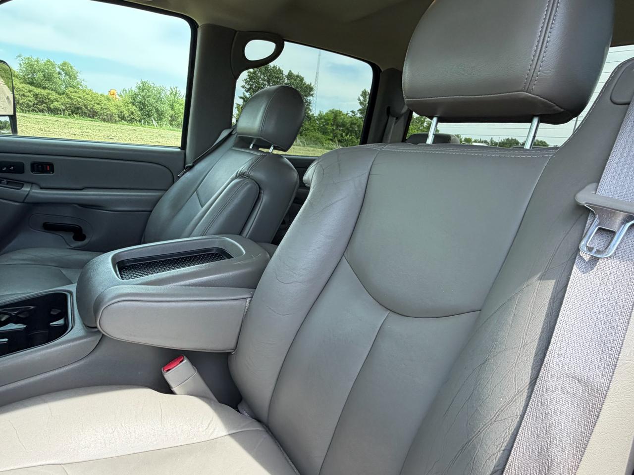 Chevrolet Silverado 2500HD Crew Cab 153" WB 4WD LT 2004