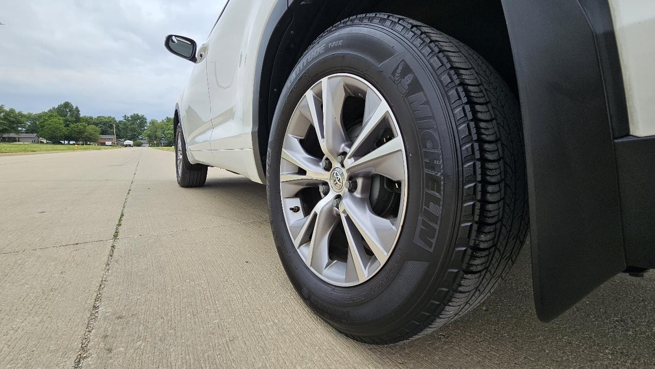 Toyota Highlander AWD 4dr V6 XLE (Natl) 2015