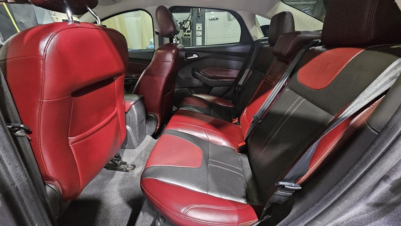 Ford Focus 4dr Sdn SE 2012
