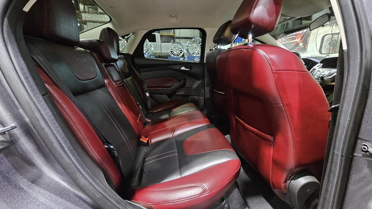 Ford Focus 4dr Sdn SE 2012
