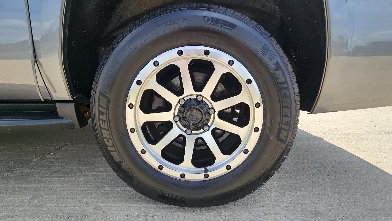 Chevrolet Suburban 4WD 4dr 1500 LT 2018