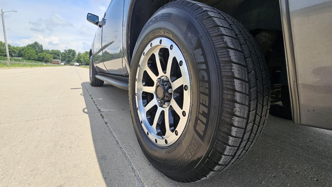 Chevrolet Suburban 4WD 4dr 1500 LT 2018