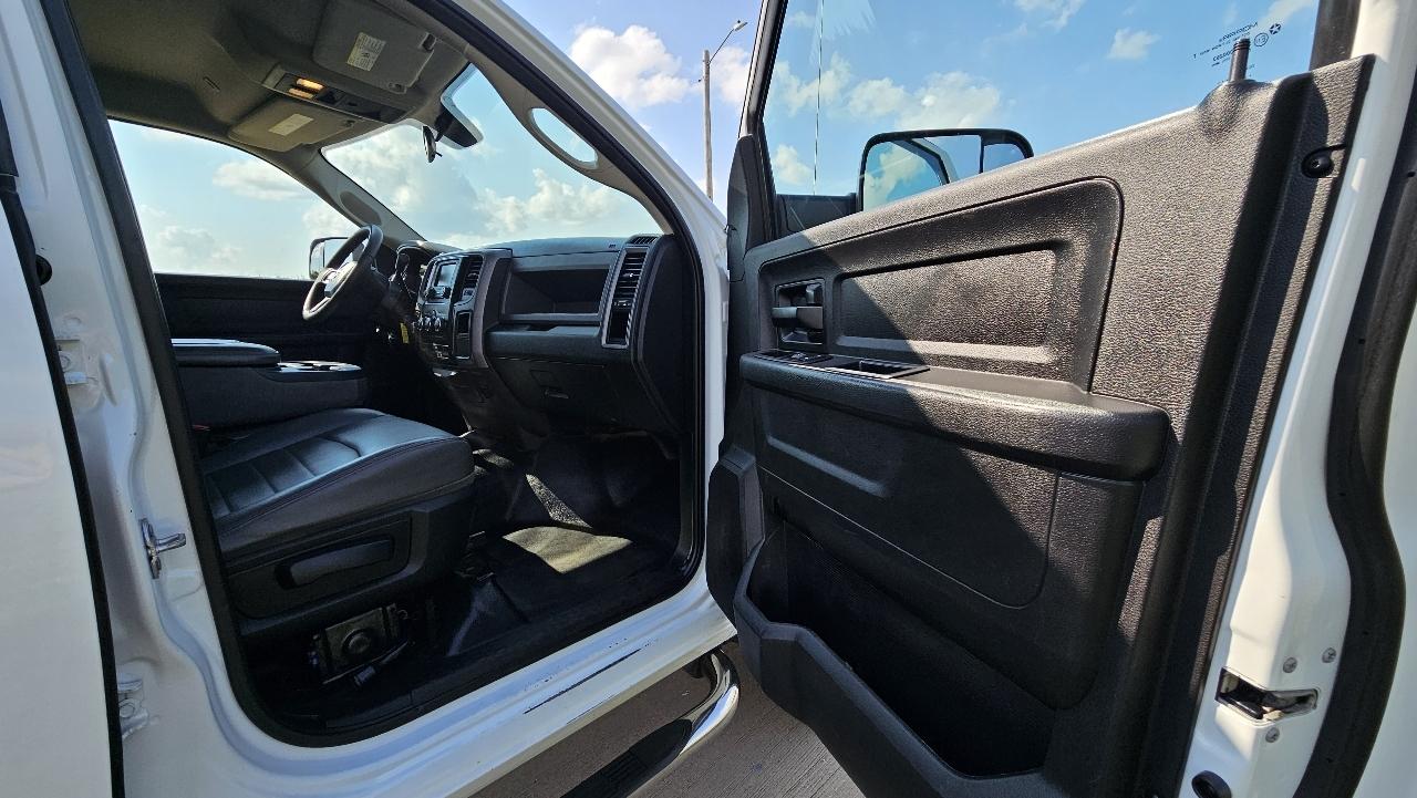 RAM 2500 Tradesman 4x4 Crew Cab 6'4" Box 2017