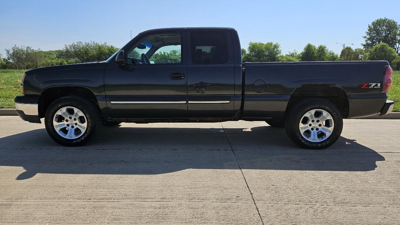 Chevrolet Silverado 1500 Ext Cab 143.5" WB 4WD LS 2003