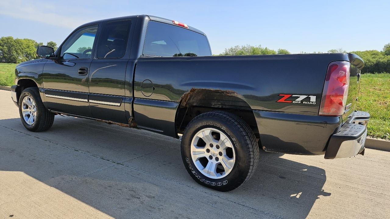 Chevrolet Silverado 1500 Ext Cab 143.5" WB 4WD LS 2003