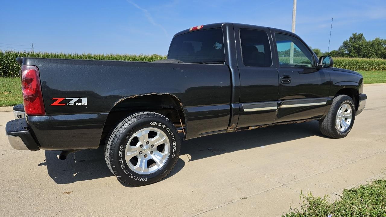 Chevrolet Silverado 1500 Ext Cab 143.5" WB 4WD LS 2003
