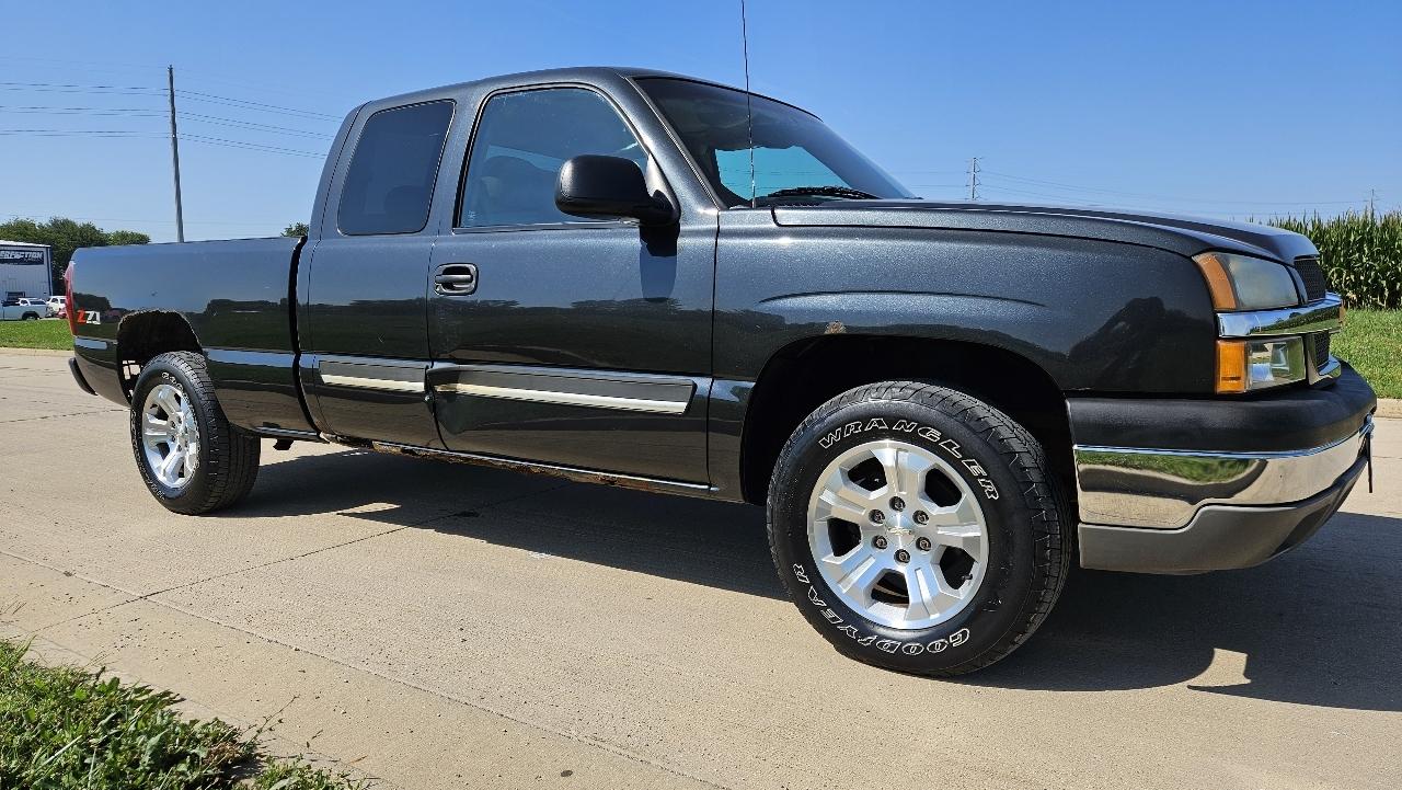 Chevrolet Silverado 1500 Ext Cab 143.5" WB 4WD LS 2003