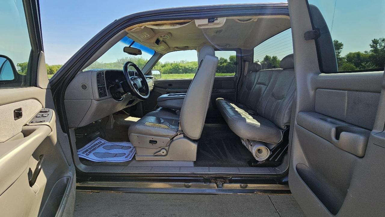 Chevrolet Silverado 1500 Ext Cab 143.5" WB 4WD LS 2003