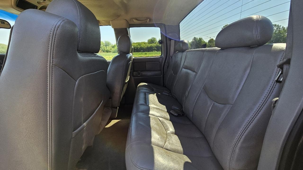 Chevrolet Silverado 1500 Ext Cab 143.5" WB 4WD LS 2003