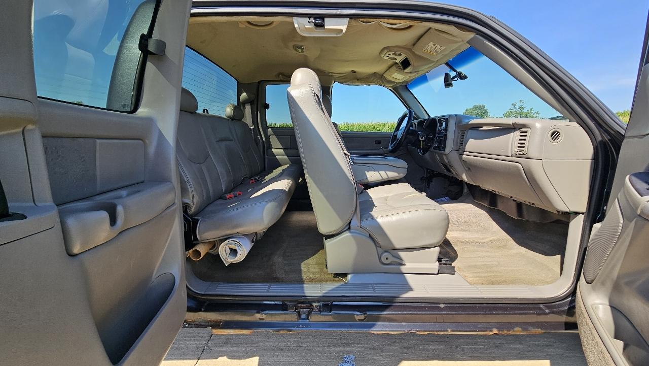 Chevrolet Silverado 1500 Ext Cab 143.5" WB 4WD LS 2003