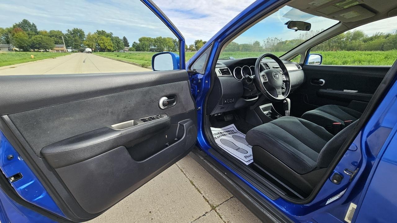 Nissan Versa 5dr HB Auto 1.8 S 2012