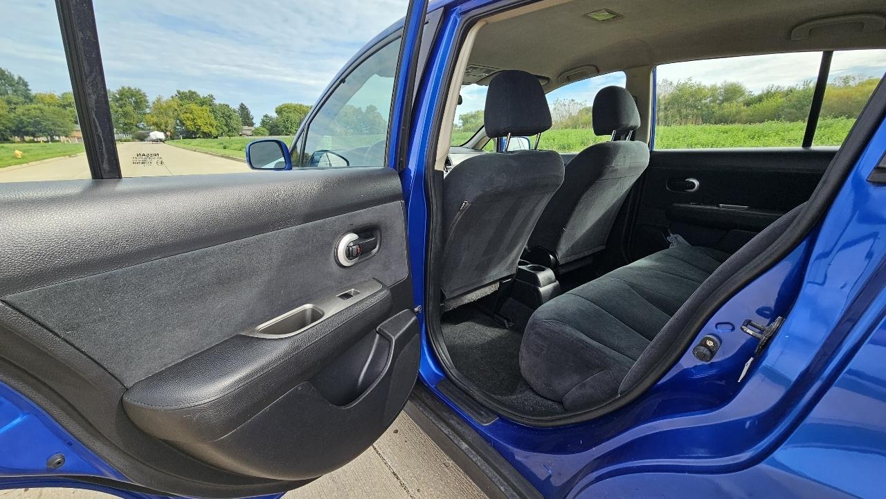 Nissan Versa 5dr HB Auto 1.8 S 2012