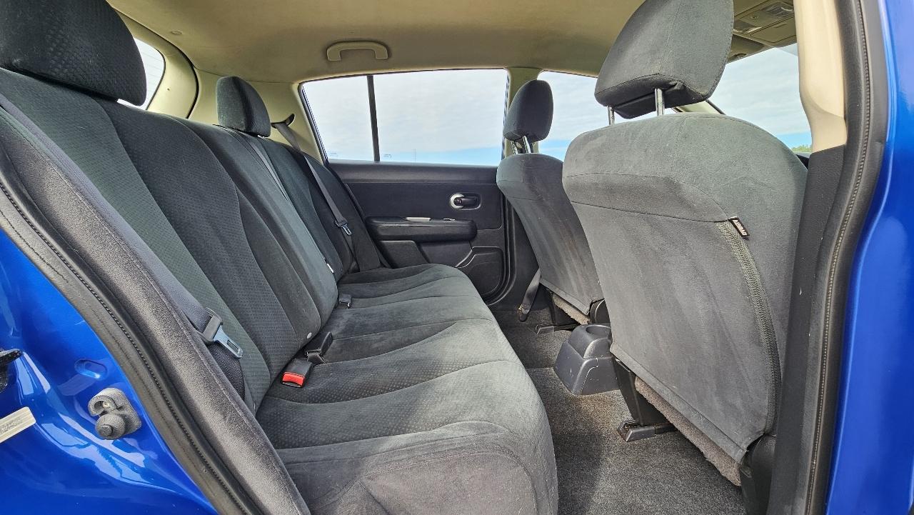 Nissan Versa 5dr HB Auto 1.8 S 2012
