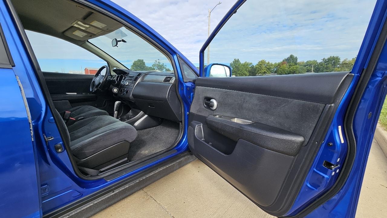 Nissan Versa 5dr HB Auto 1.8 S 2012