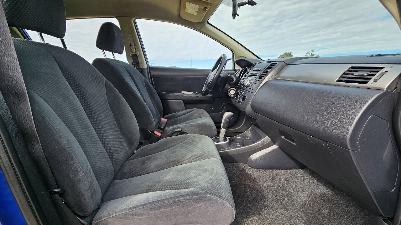 Nissan Versa 5dr HB Auto 1.8 S 2012