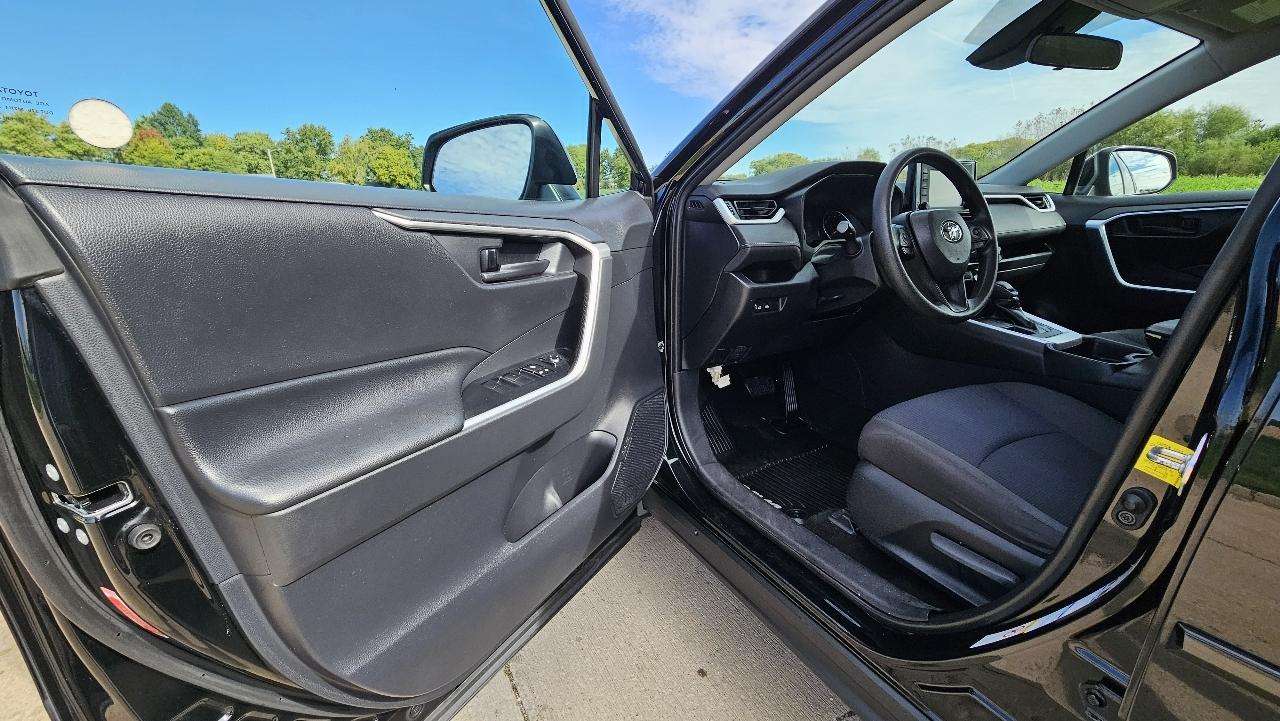 Toyota RAV4 LE AWD (Natl) 2019
