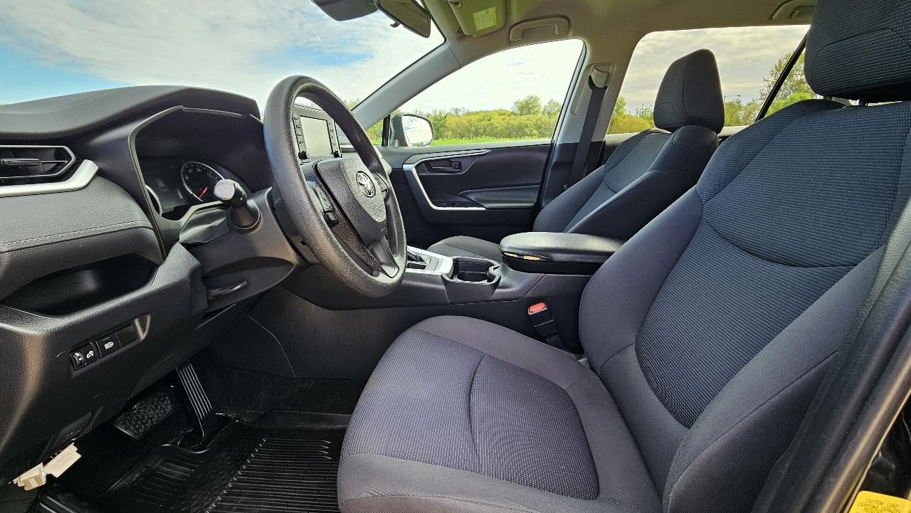 Toyota RAV4 LE AWD (Natl) 2019
