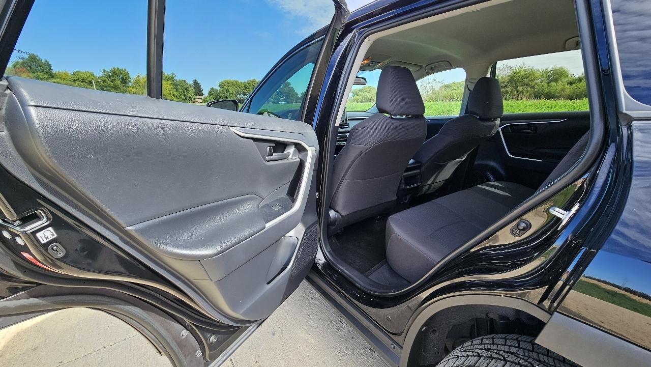 Toyota RAV4 LE AWD (Natl) 2019