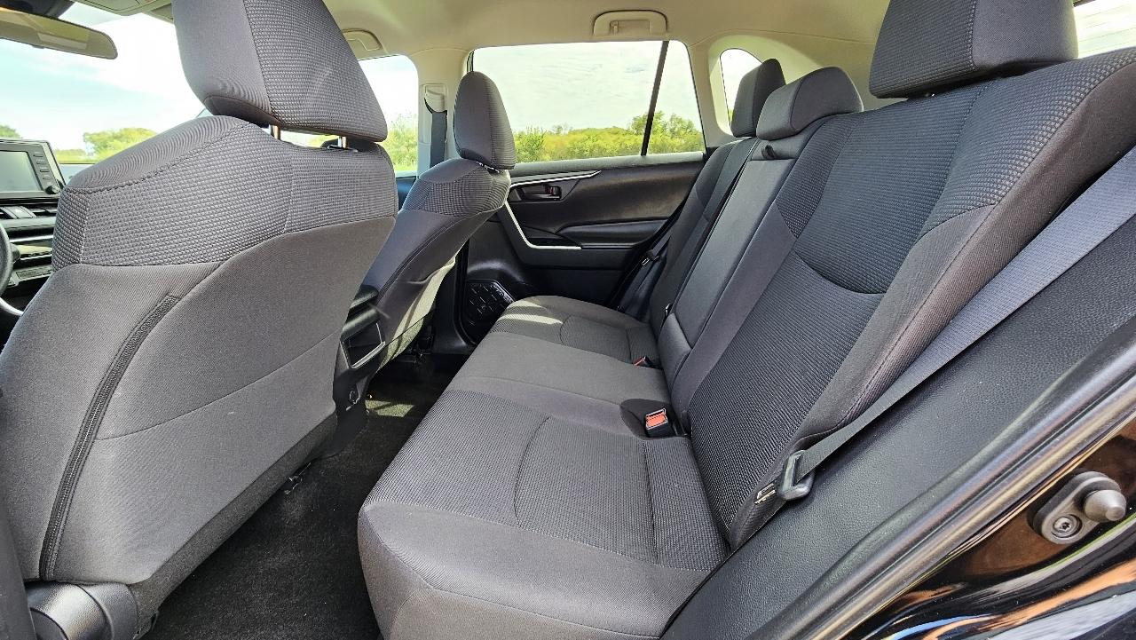 Toyota RAV4 LE AWD (Natl) 2019