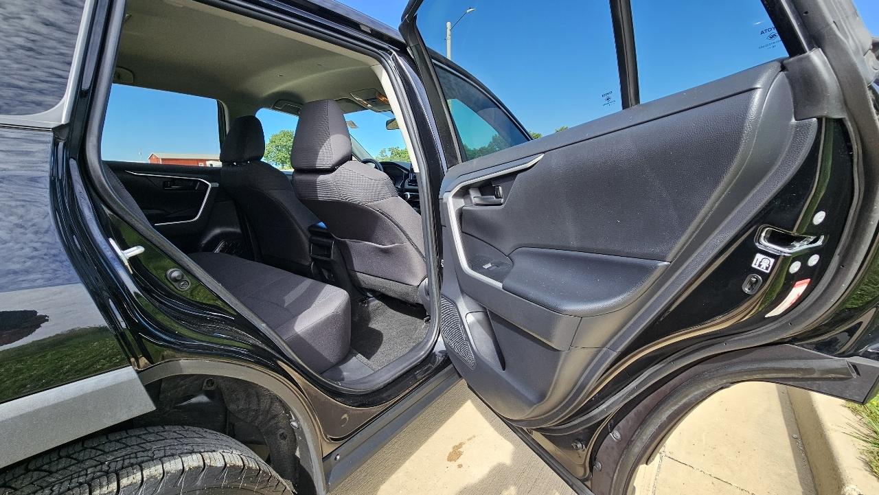 Toyota RAV4 LE AWD (Natl) 2019